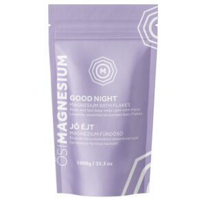 Ein lavendelfarbener 1000 g-Beutel mit der Aufschrift „Gute Nacht Magnesium Badeflocken“ auf Englisch und Ungarisch enthält ätherisches Lavendelöl. Der Markenname auf dem Beutel lautet „ÖSI MAGNESIUM“.