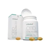 Eine Flasche und Verpackung von Cibdol – 5 % CBD Kapseln 2.0 (60 Stück – 8,3 mg) mit drei Kapseln im Vordergrund.