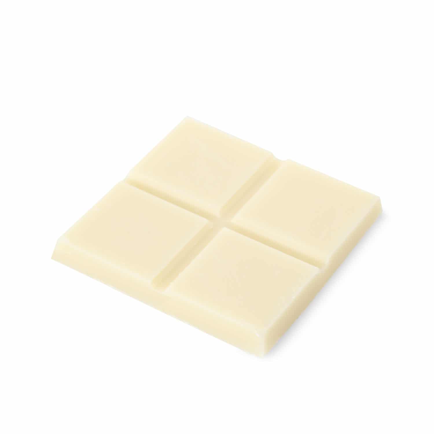 Ein Stück CBD weiße Schokolade auf weißem Hintergrund.