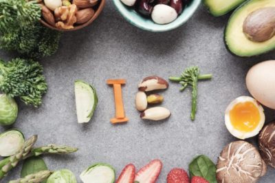 das Wort Diät buchstabiert mit Obst und Gemüse.