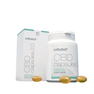 Eine Flasche und Schachtel „Cibdol – 40 % CBD Kapseln (60 Stück – 66,6 mg)“, im Vordergrund sind drei Kapseln zu sehen.