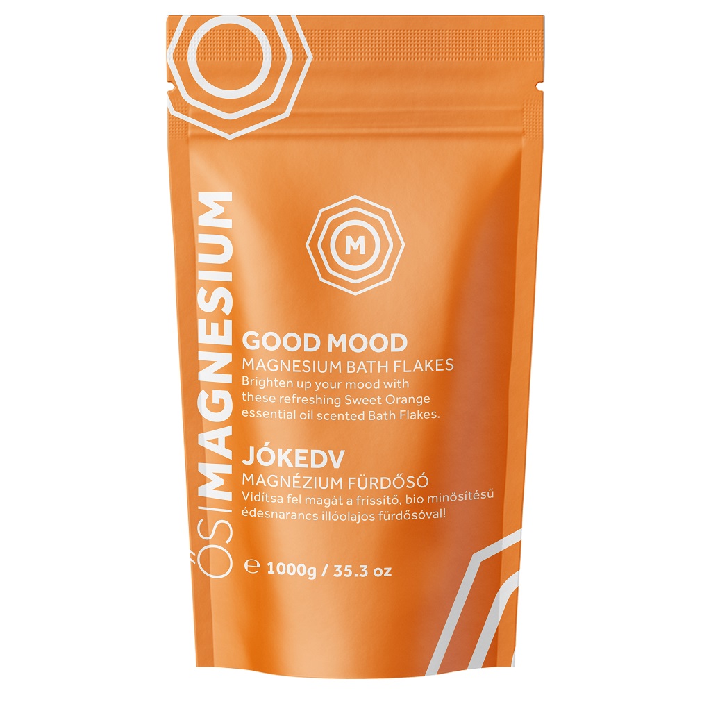 Ein versiegelter orangefarbener Beutel mit der Aufschrift „Good Mood Magnesium Bath Flakes“ mit Text in Englisch und Ungarisch. Auf der Vorderseite sind Produktdetails angegeben, darunter Gewicht (1000 g / 35,3 oz) und Inhaltsstoffe.