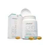 Eine weiße Flasche und Schachtel mit der Aufschrift „Cibdol – 5 % CBD Kapseln 2.0 (60 Stück – 8,3 mg)“, auf der Vorderseite sind drei Kapseln abgebildet.