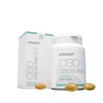 Eine Flasche und Schachtel „Cibdol – 40 % CBD Kapseln (60 Stück – 66,6 mg)“, im Vordergrund sind drei Kapseln zu sehen.